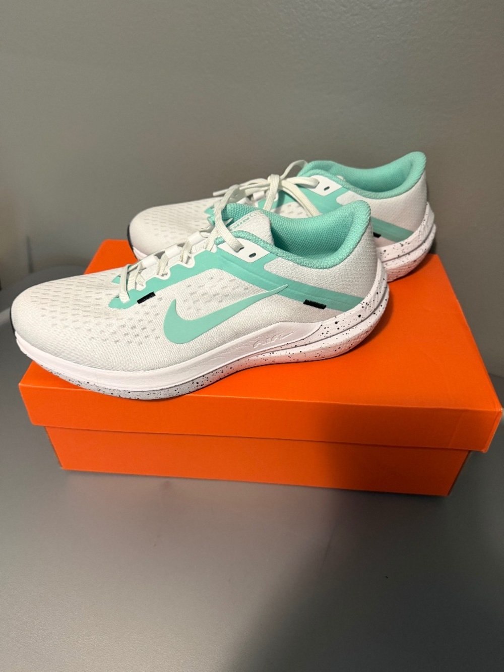 Nike women's air winkle 10 in white&emerald rise color way size 8.5